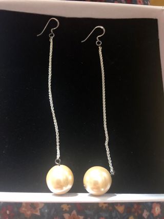 Pendientes largos perlas doradas y plateadas
