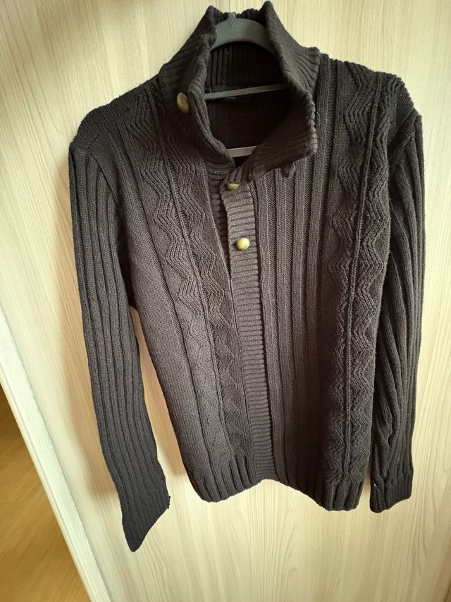 Maglione uomo nero con bottoni