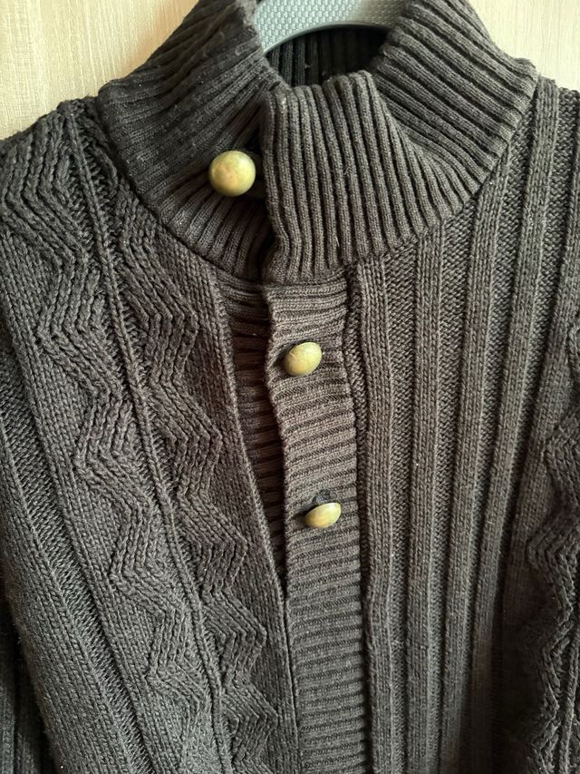 Maglione uomo nero con bottoni
