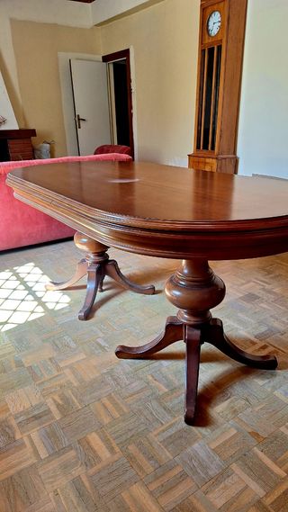 Mesa de comedor de madera