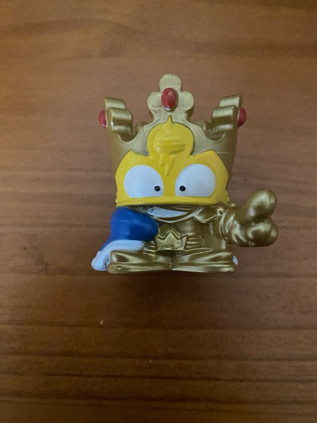 SuperZings Serie Big Figura Rey Dorado