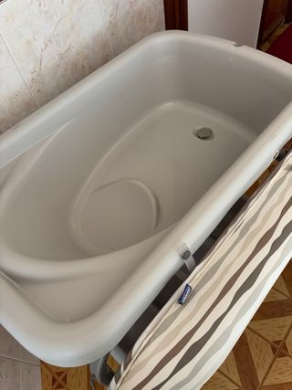 Cambiador de bebé con bañera