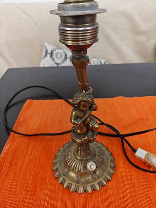 Lámpara de bronce con figura de querubín