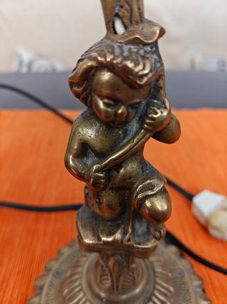 Lámpara de bronce con figura de querubín