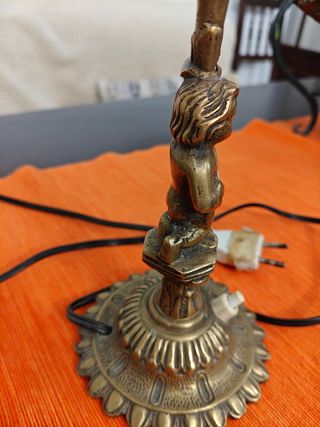 Lámpara de bronce con figura de querubín