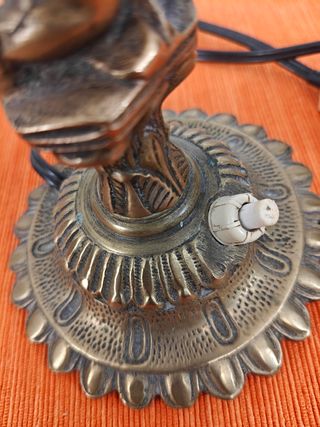 Lámpara de bronce con figura de querubín