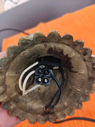 Lámpara de bronce con figura de querubín