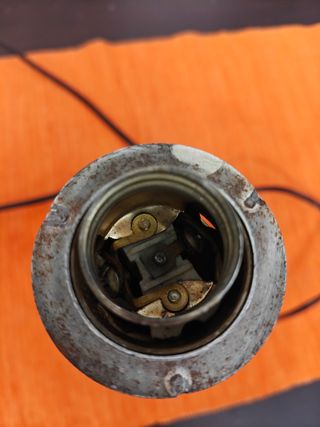 Lámpara de bronce con figura de querubín