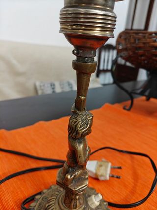 Lámpara de bronce con figura de querubín