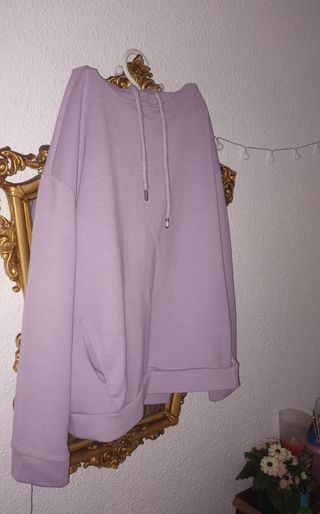 Sudadera morada con capucha