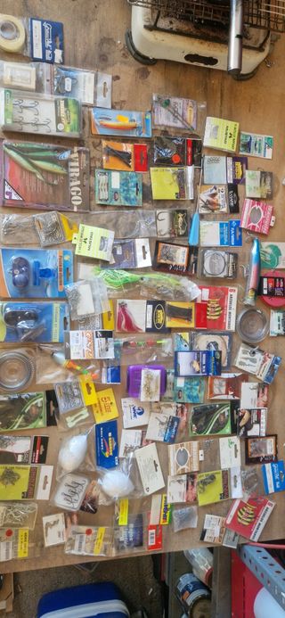 Lote de pesca: anzuelos, hilos y señuelos