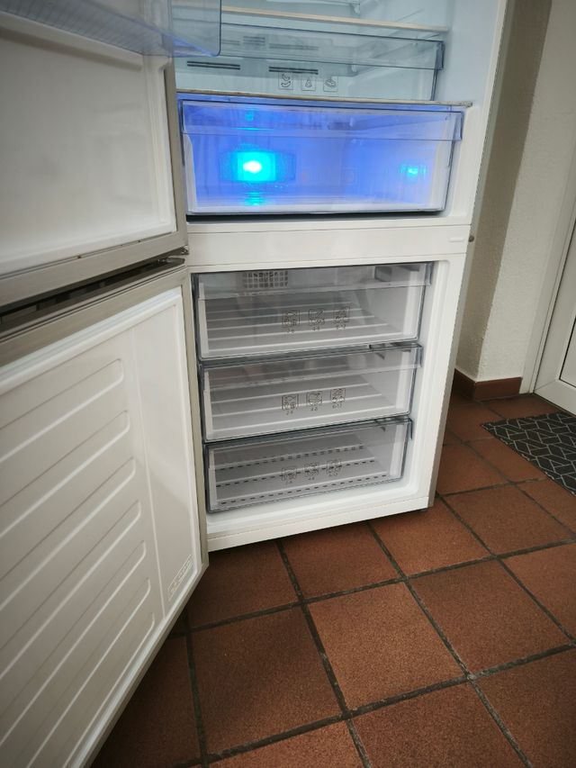 Combi Beko 70cm modelo
RCNE560E30ZXB 1X  A++

