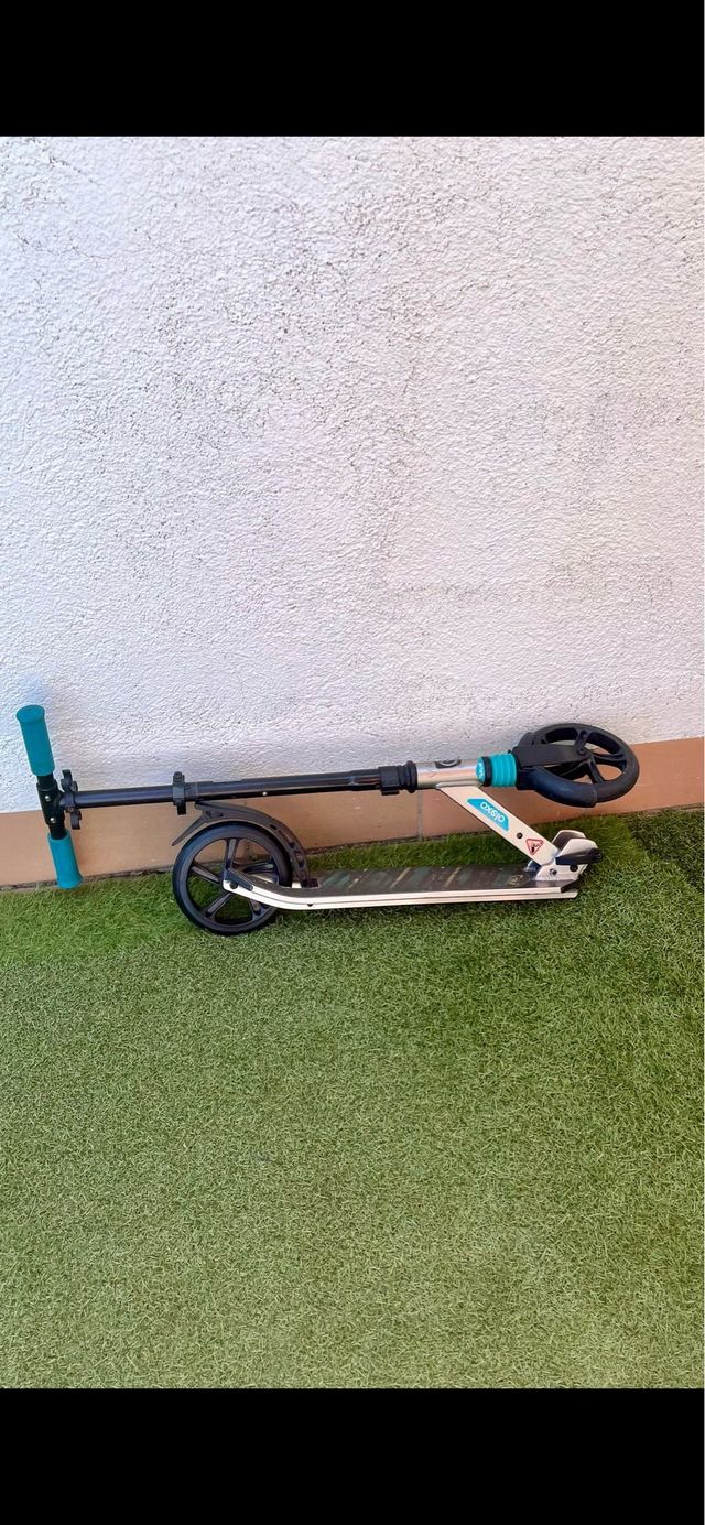 Patinete Oxelo plateado y azul plegable cómodo 