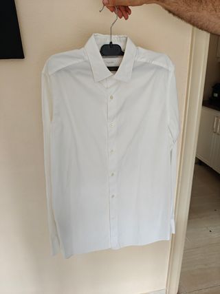 Traje azul marino Mango con camisa Massimo Dutti