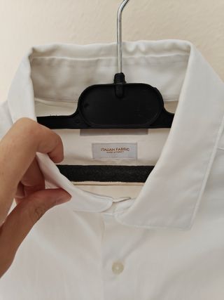 Traje azul marino Mango con camisa Massimo Dutti