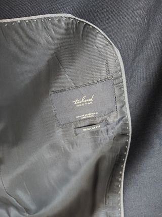 Traje azul marino Mango con camisa Massimo Dutti