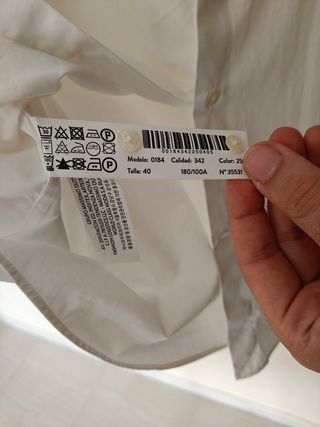 Traje azul marino Mango con camisa Massimo Dutti