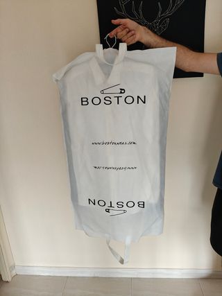 Traje azul marino Mango con camisa Massimo Dutti