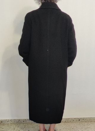 Abrigo de señora negro.