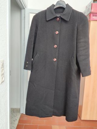 Abrigo de señora negro.