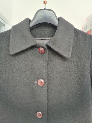 Abrigo de señora negro.