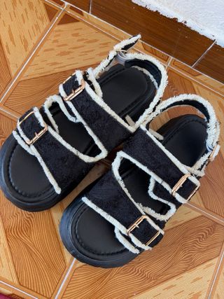Sandalias negras y blancas