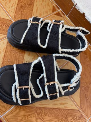 Sandalias negras y blancas