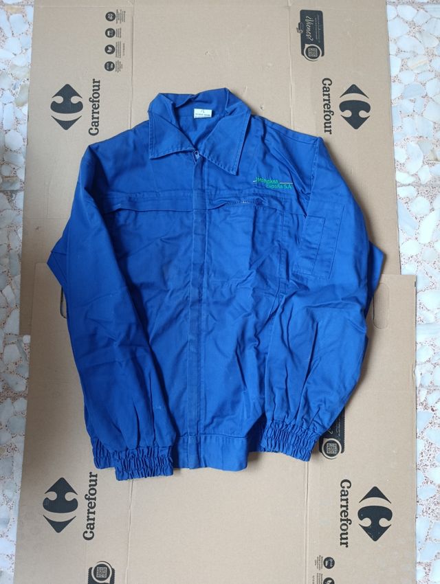 Calças de trabalho, camisas e casaco azul marinho