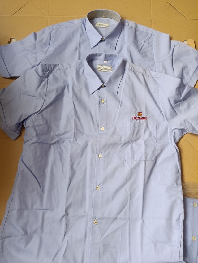 Calças de trabalho, camisas e casaco azul marinho