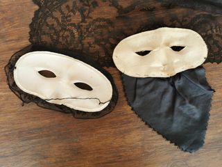 Coppia di mascherine per occhi antiche in raso nero, pizzo
