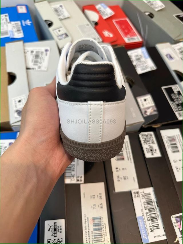 Zapatillas hombre gama acromática