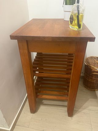 Carrello portaoggetti in legno con ruote
