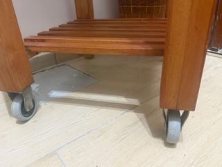 Carrello portaoggetti in legno con ruote