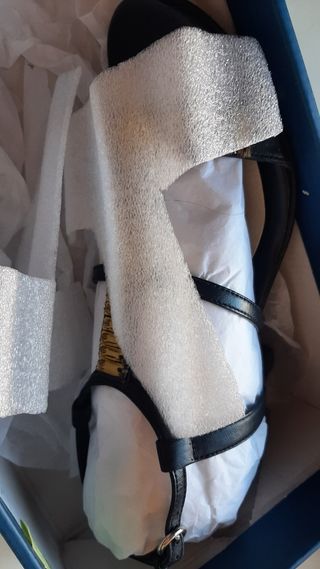 Sandalias de vestir Riva negras y doradas. 