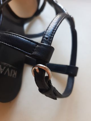 Sandalias de vestir Riva negras y doradas. 
