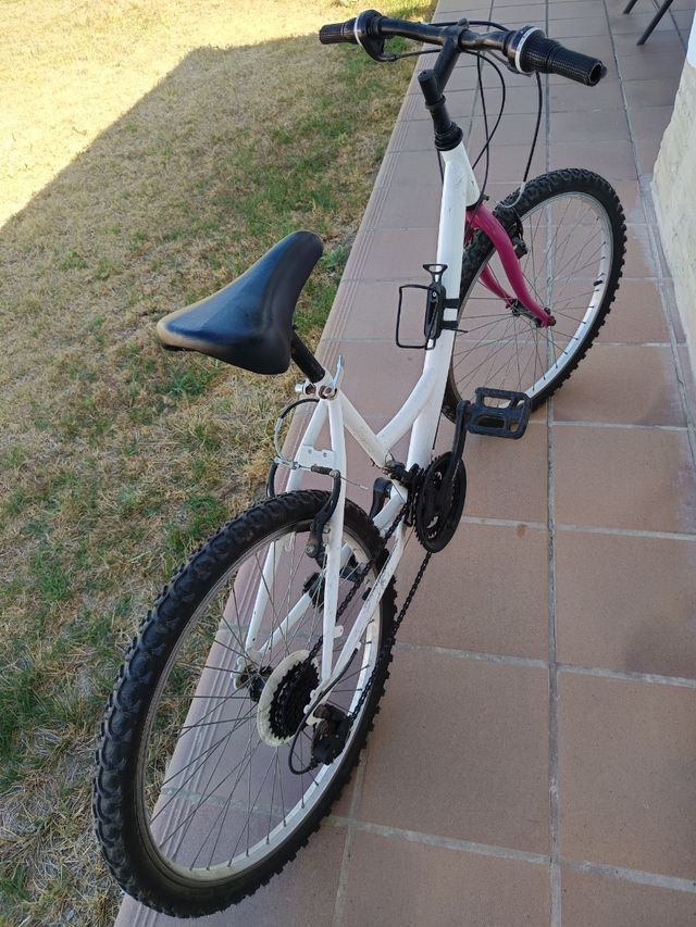 Bicicleta infantil blanca y rosa de 24 pulgadas
