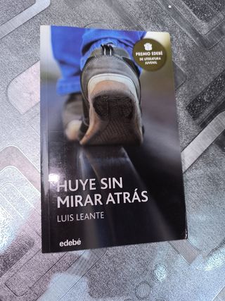 Premio EDEBÉ 2016: HUYE SIN MIRAR ATRÁS (Spanis...