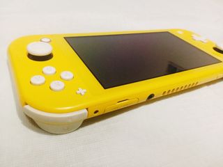 Nintendo Switch Lite Amarillo
