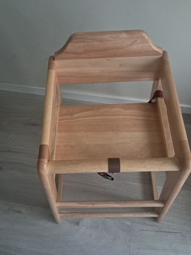 Silla de madera para bebé