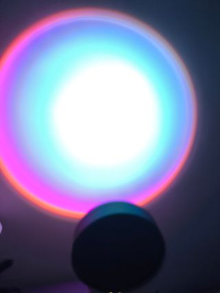 Lámpara de mesa con proyección de luz