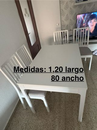 Mesa de comedor de madera blanca