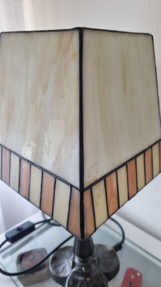 Lámpara de mesa beige marrón y hierro forjado