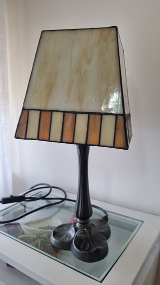 Lámpara de mesa beige marrón y hierro forjado