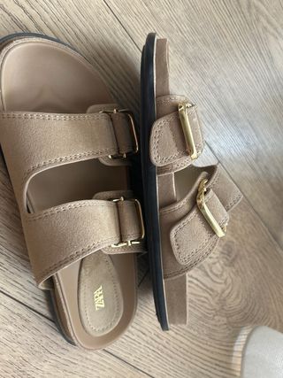 Sandalias planas Zara beige mujer