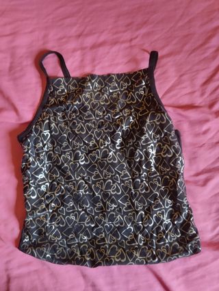 Top tirantes negro con corazones plateados