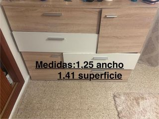 Mueble de habitación con cajones y estanterías.