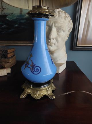 Antigua lampara quinqué porcelana azul  .