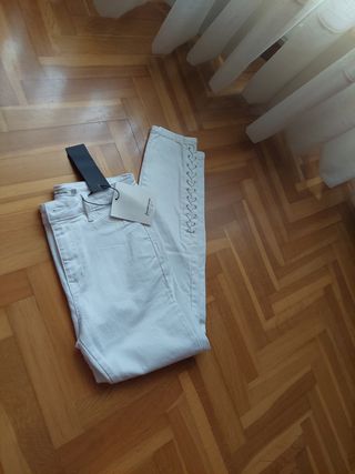 Pantalón blanco Stradivarius con cordones