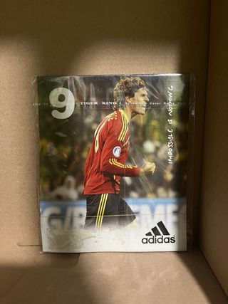 Postal y Chapa Llorente Adidas España