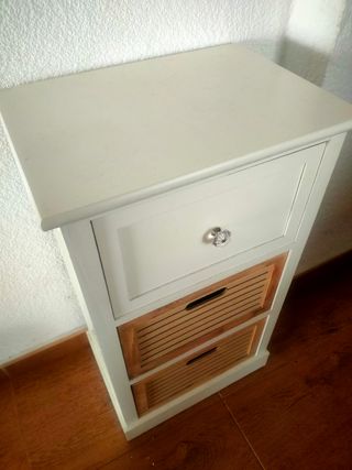 Mesita de noche blanca con cajones